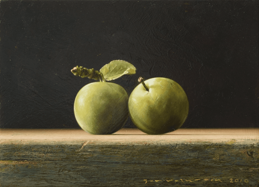 Twee groene pruimen