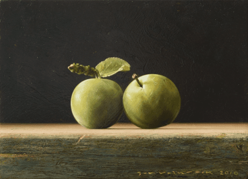 Twee groene pruimen